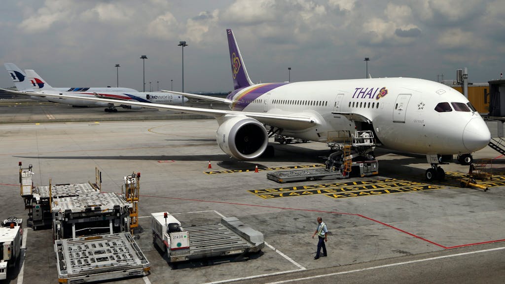 Ein Airbus der Fluggesellschaft „Thai Airways“ steht am Flughafen in Kuala Lumpur, hier im November 2015.&nbsp;&nbsp;