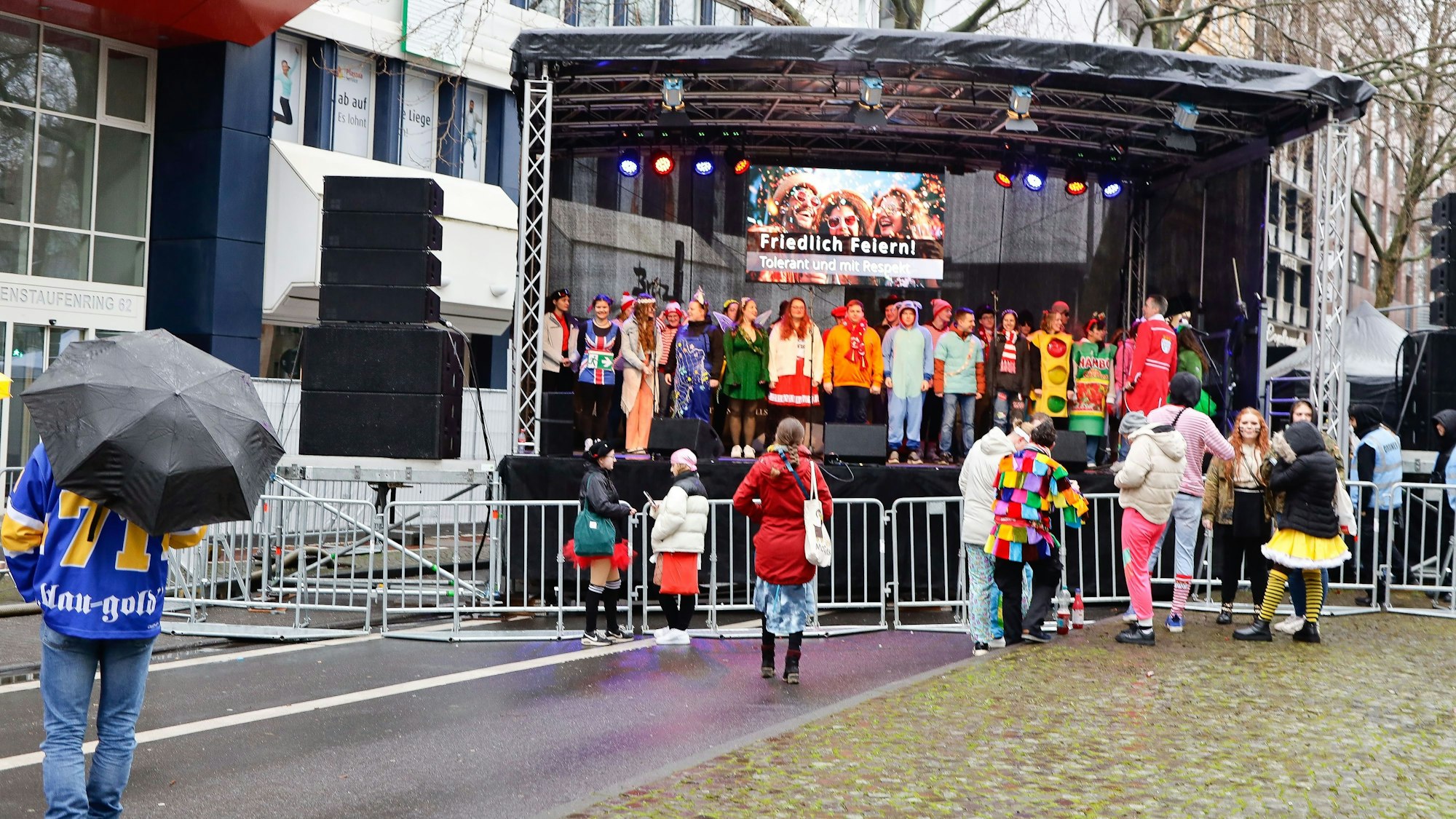 Die Bühne des Straßenfest „Open Ring“ auf dem Hohenstaufenring. Sie soll das Zülpicher Viertel entlasten. Hier ist am Vormittag aber kaum was los.