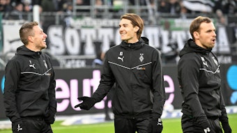 Profis von Borussia Mönchengladbach im Gespräch und lachen.