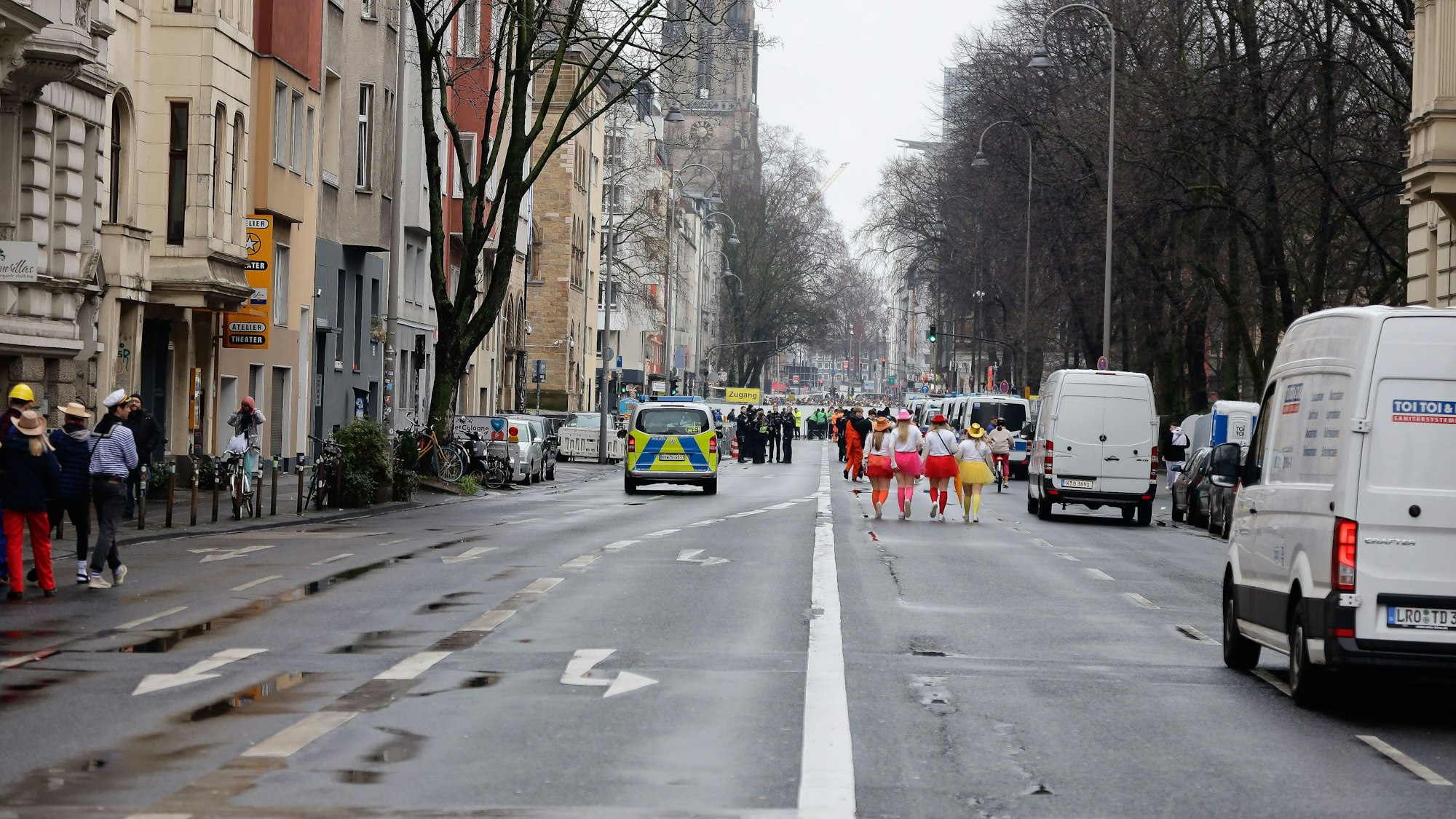 Über die Roonstraße kommt man nach einer Kontrolle auf die Zülpicher Straße. Gegen 10 Uhr kann von Überfüllung keine Rede sein.