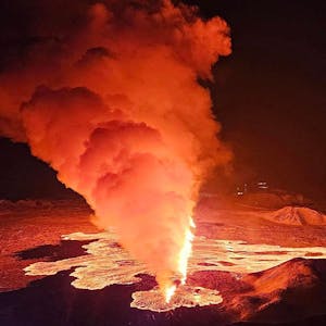Rauchschwaden und fließende Lava strömen aus einer neuen Spalte. Das Foto wurde während des neuen Vulkanausbruchs am Rande der evakuierten Stadt Grindavik im Westen Islands aufgenommen wurde.