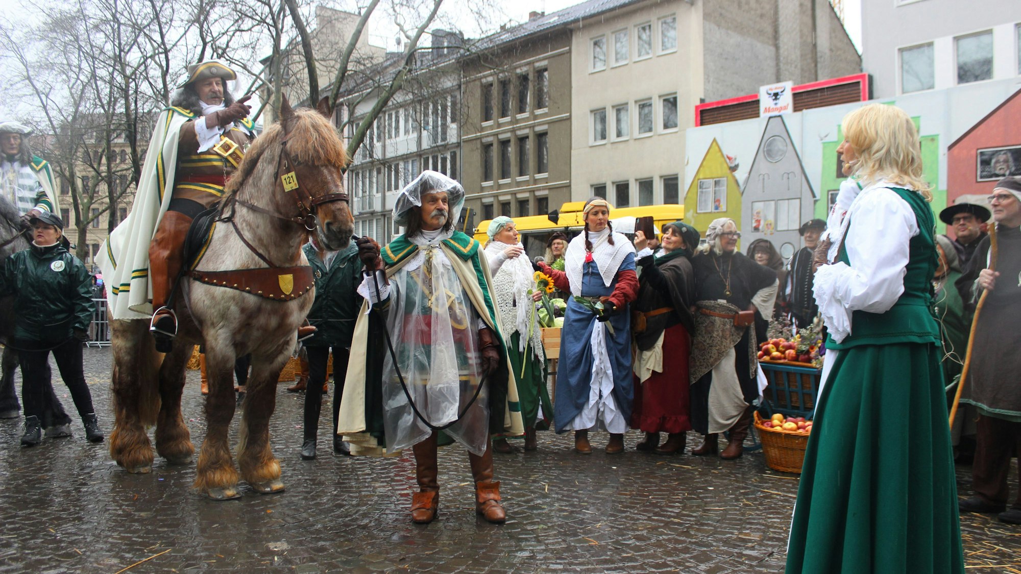 Beim Umzug sitzt an Mann als Jan von Werth verkleidet auf einem Pferd, davor steht eine Frau, verkleidet als Griet.