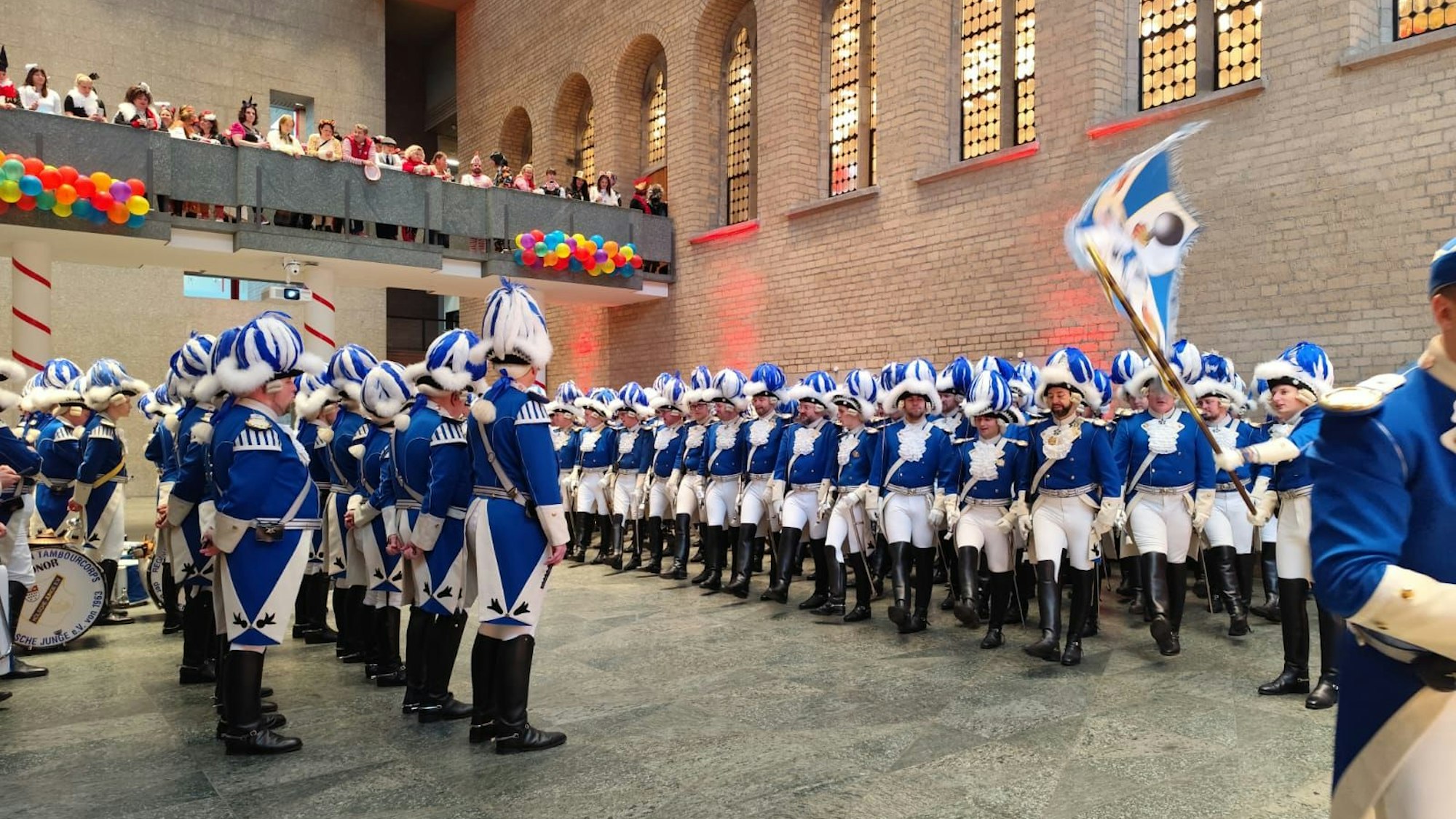 Die Blauen Funken in Reih und Glied im Kölner Rathaus.