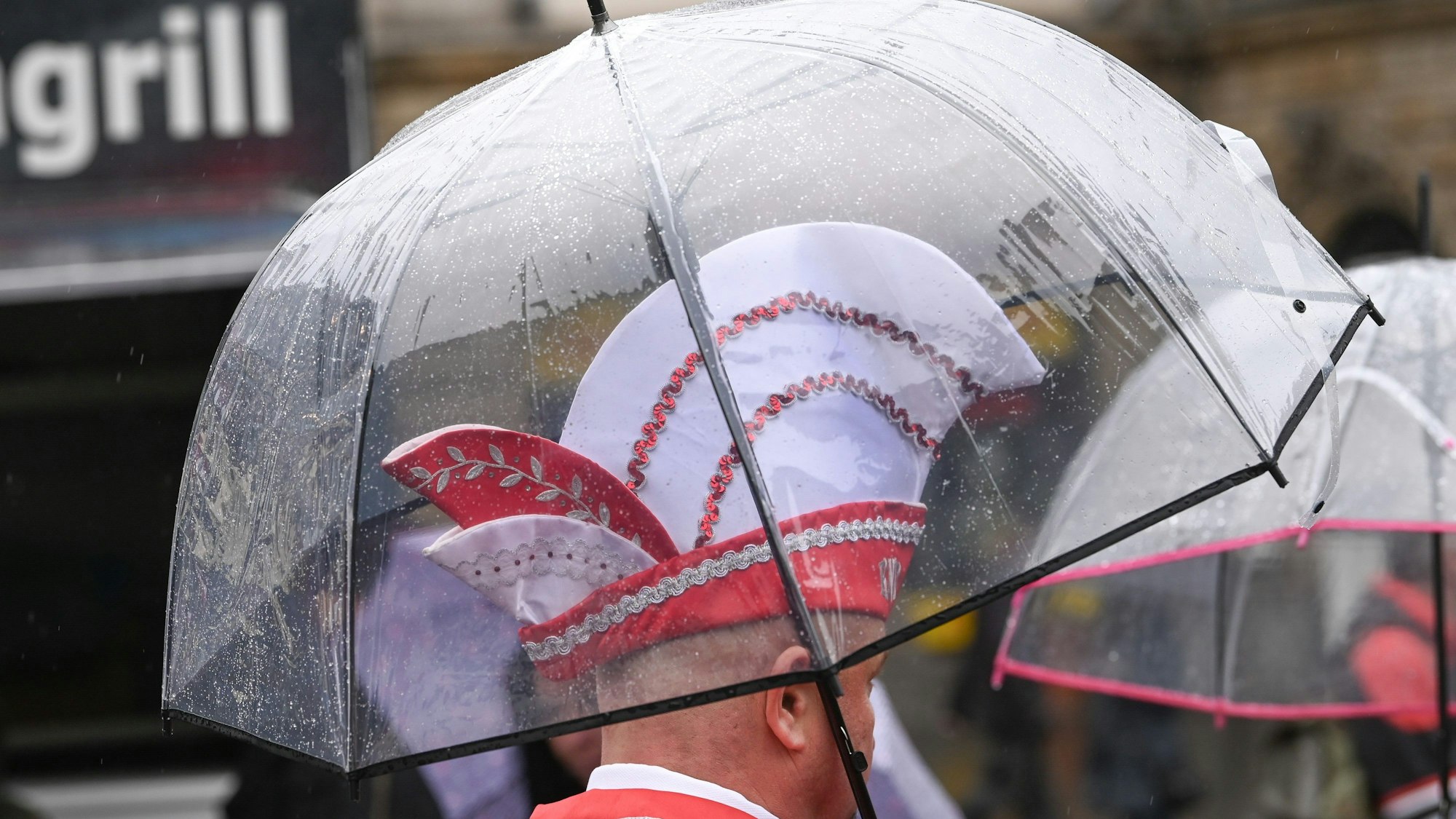 Profis erkennt man am transparenten Schirm, der das Kostüm nicht unschön verdeckt.