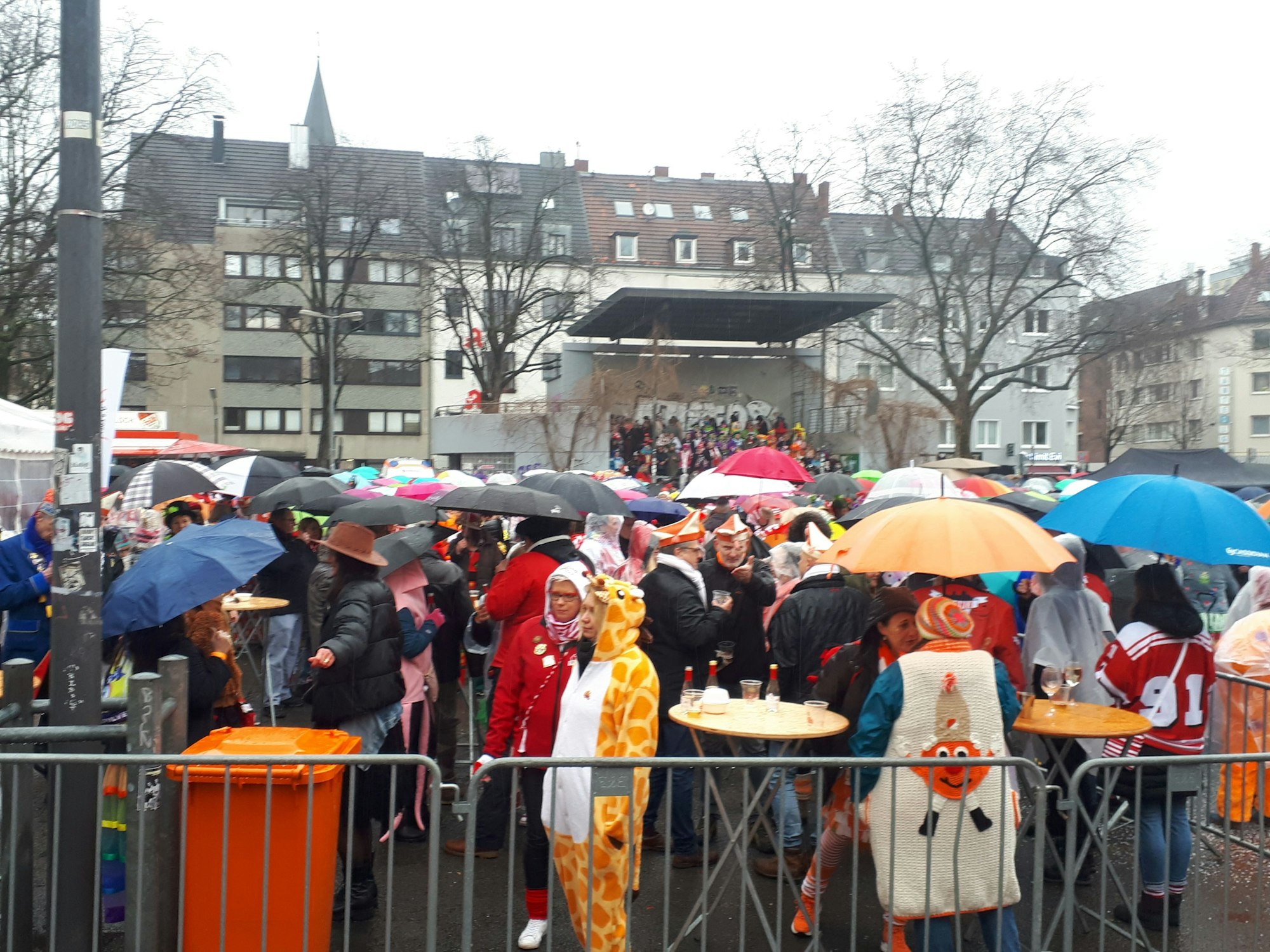 Party mit Regencapes und Schirmen: Die Jecken ließen sich den Straßenkarnevals-Auftakt in Nippes nicht vermiesen.