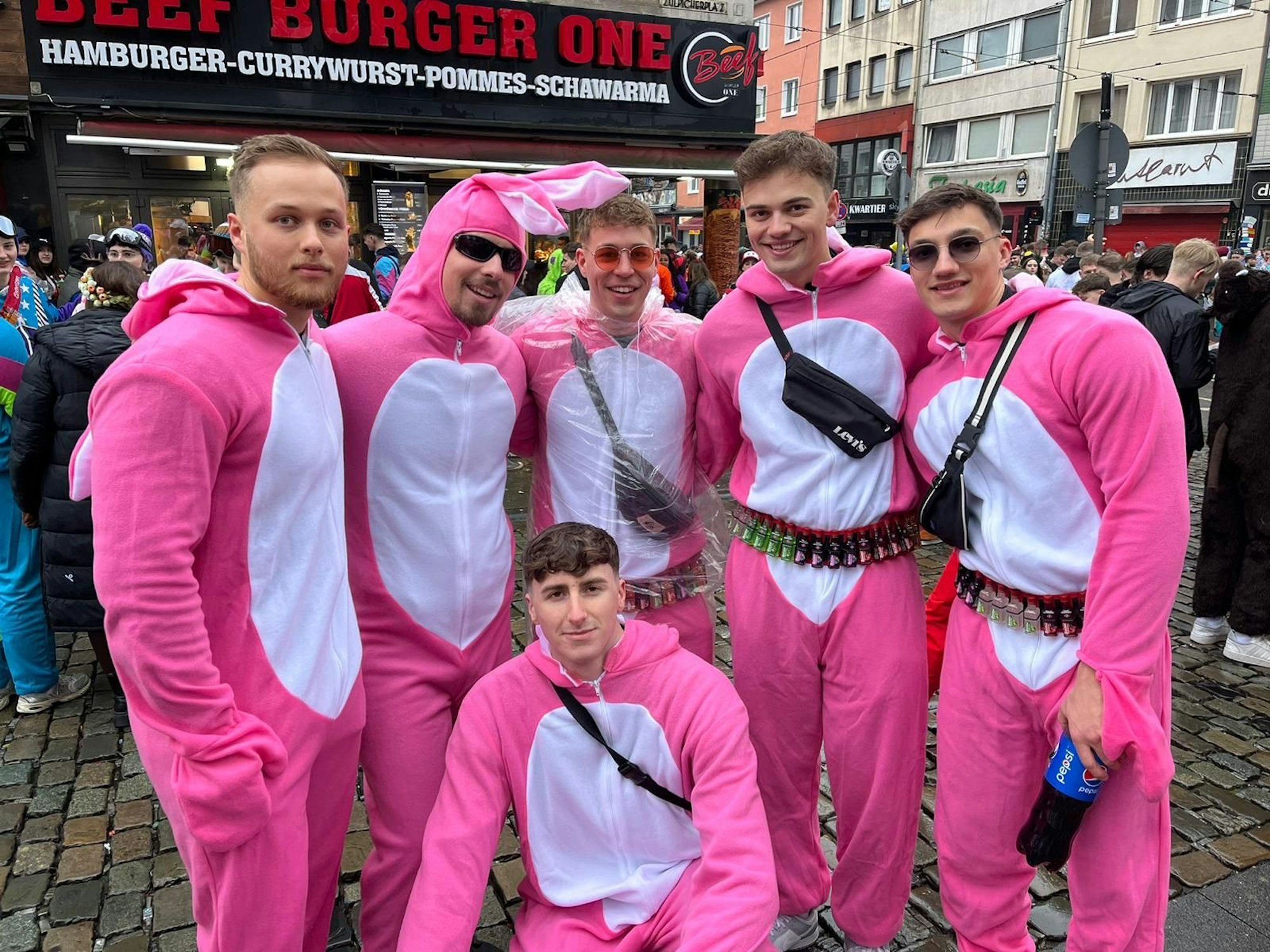 Eine Gruppe von verkleideten Männern posiert für ein Foto.