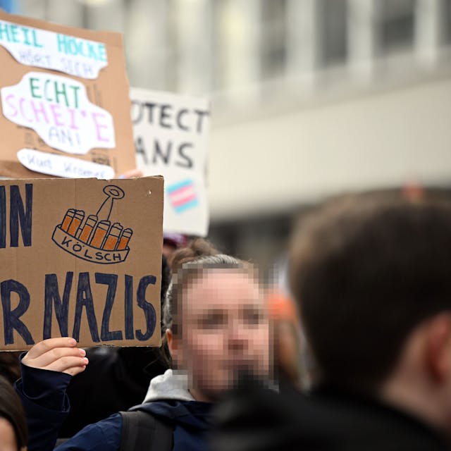 Der Spruch „Kein Kölsch für Nazis“ hat sich 2017 bei einem Zeichen gegen die AfD etabliert. An Weiberfastnacht 2024 nahmen zahlreiche Kneipen und Jecke an einem neuen Aufruf teil. (Symbolbild)
