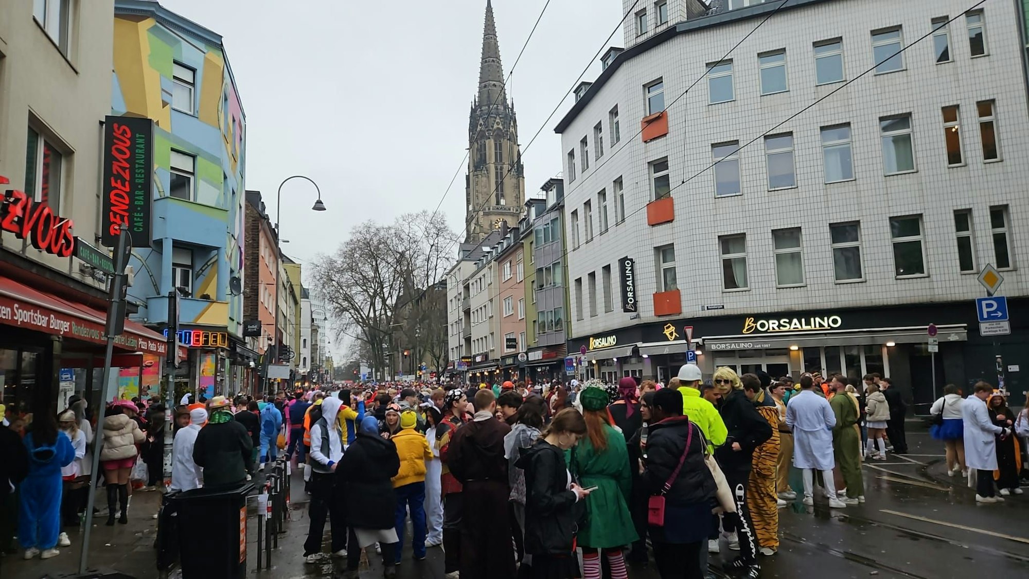 Viele Menschen auf der Zülpicher Straße in Köln, es wird voller.