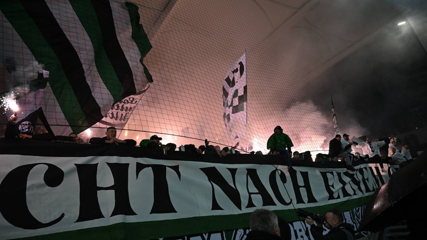 Die Fans von Borussia Mönchengladbach zünden Pyrotechnik.