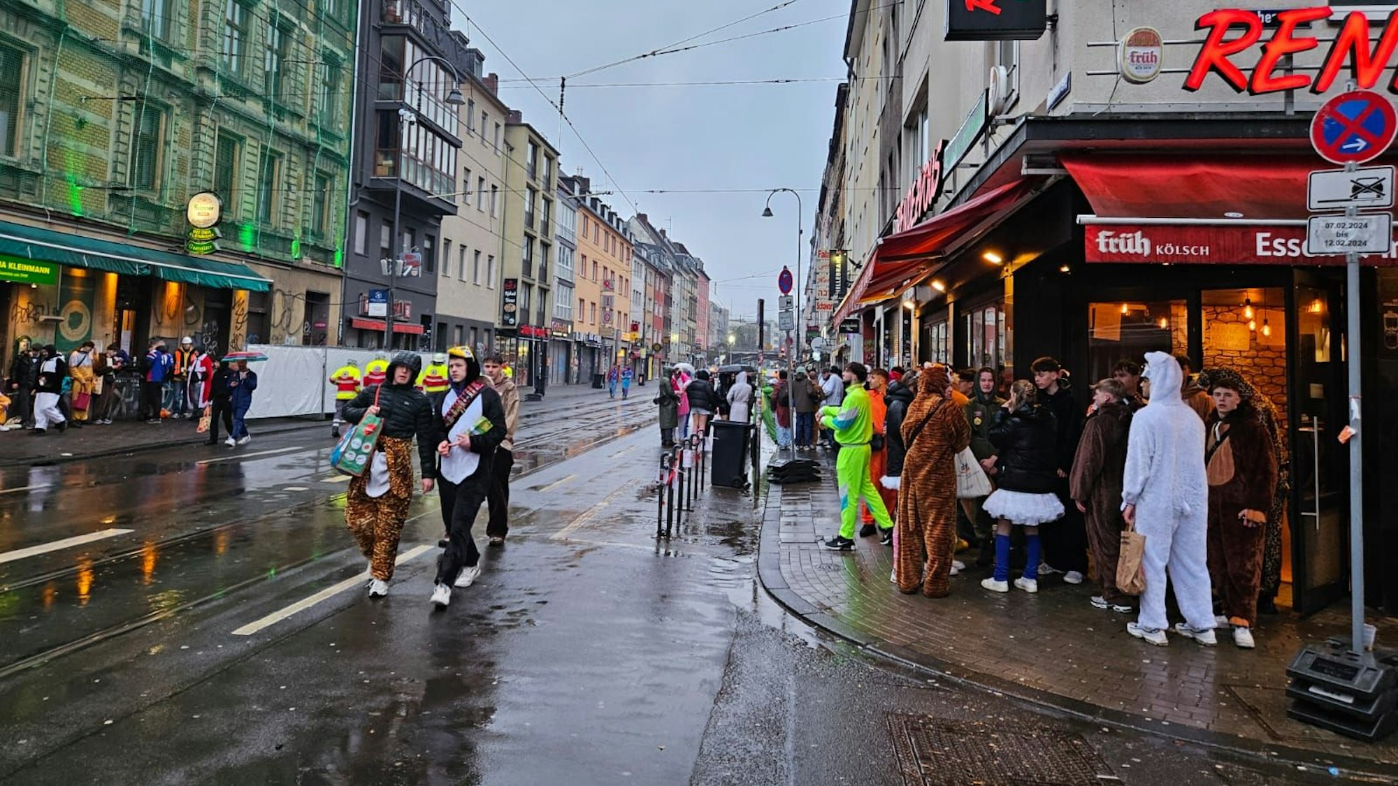 Wenige Menschen auf der Zülpicher Straße in Köln bei Regen.