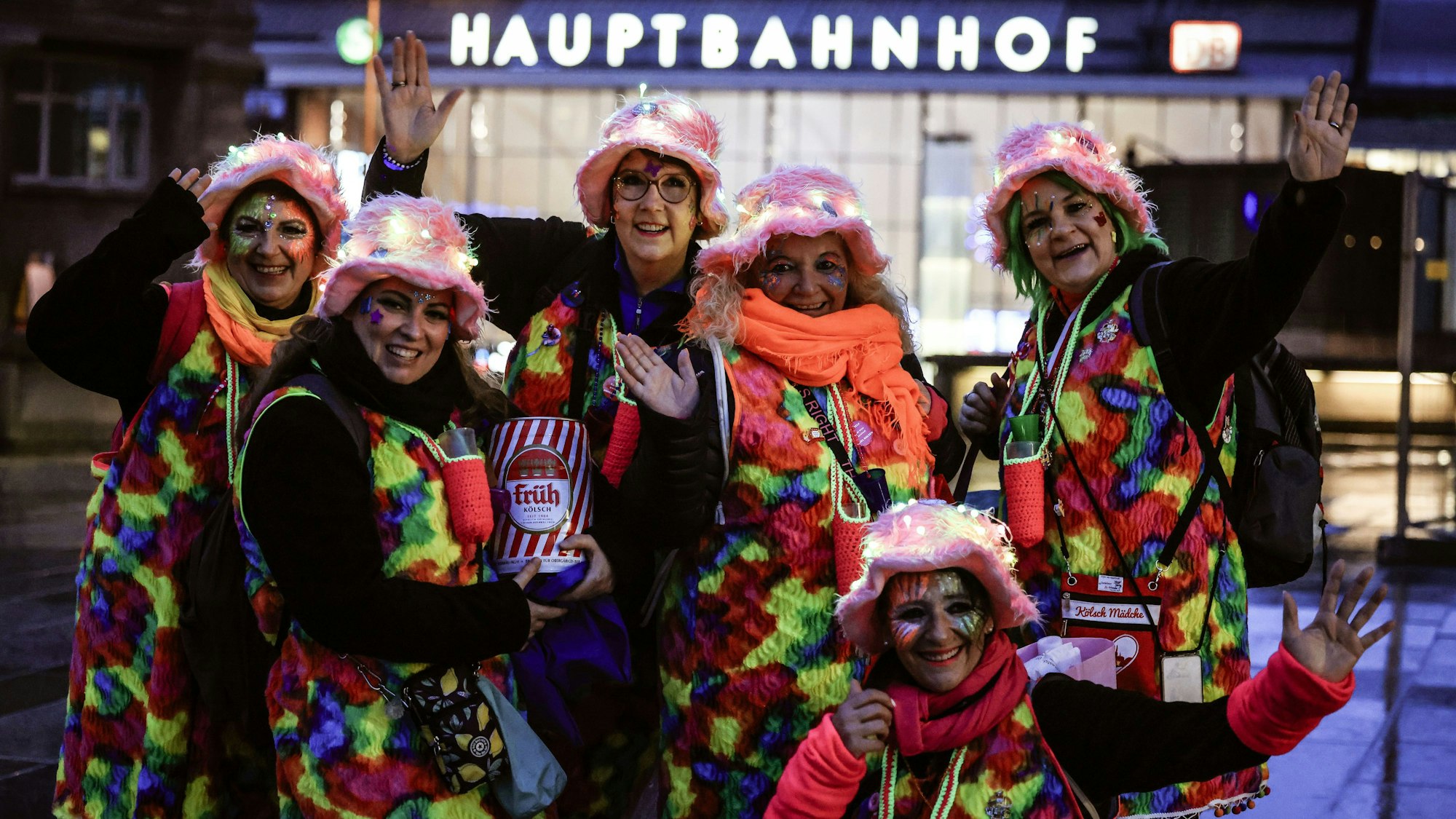 Bunt und feierbereit: eine Frauen-Gruppe am Hauptbahnhof.