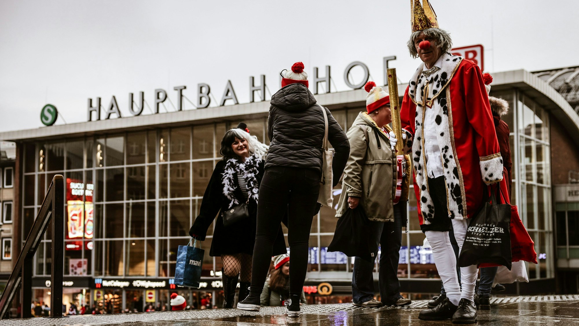 Karnevalisten kommen am Hauptbahnhof an.