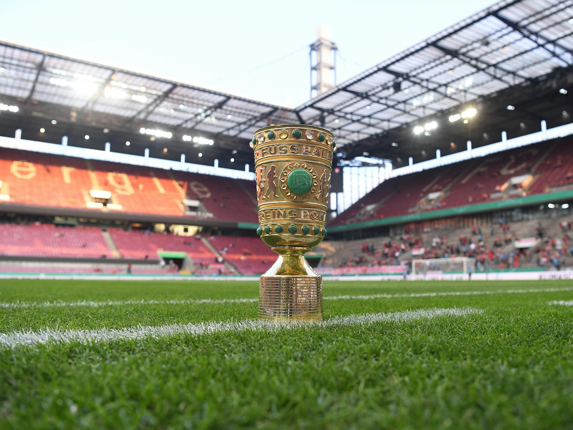 Die DFB-Pokal-Trophäe vor dem Spiel zwischen Viktoria Köln und Bayern München im Rhein-Energie-Stadion am 31. August 2022.