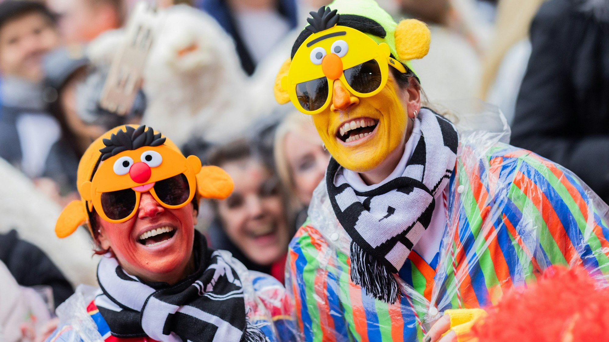 Ernie und Bert feiern den Beginn des Straßenkarnevals ebenfalls in Köln mit.