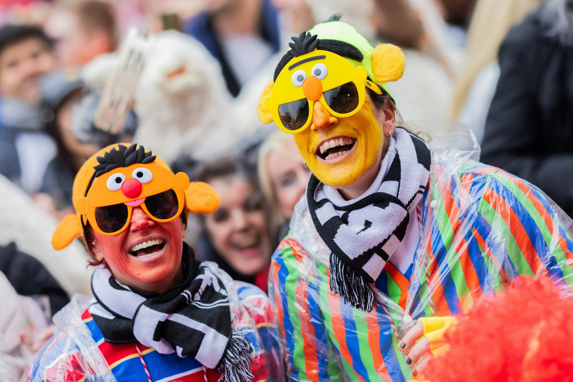 08.02.2024, Nordrhein-Westfalen, Köln: Karnevalisten feiern an Weiberfastnacht die Eröffnung des Straßenkarnevals auf dem Alter Markt. Foto: Rolf Vennenbernd/dpa +++ dpa-Bildfunk +++