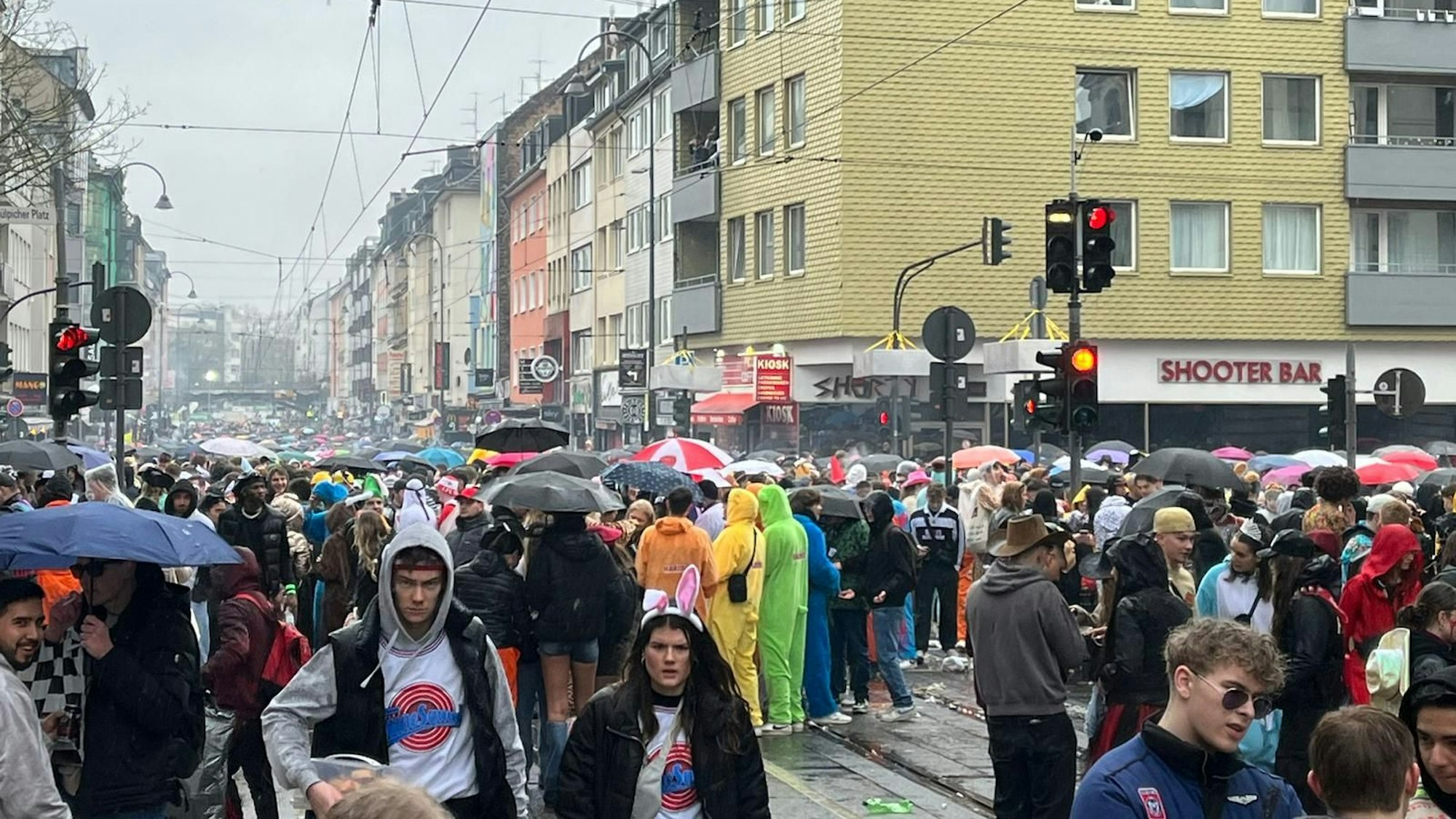 Zülpicher Straße mit vielen Regenschirmen.