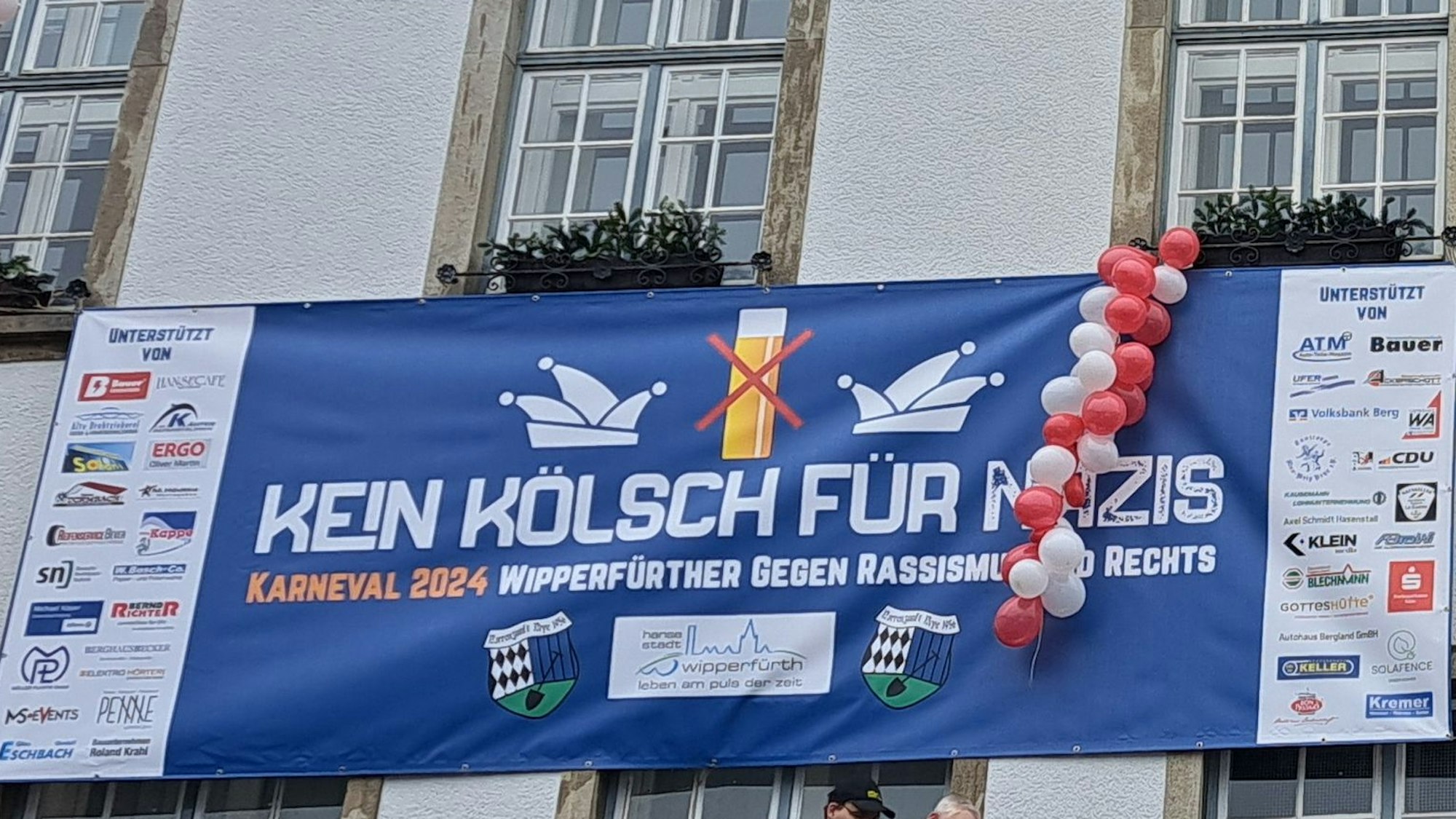 Am Wipperfürther Rathaus hängt ein großes Banner. Auf diesem steht: „Kein Kölsch für Nazis“.