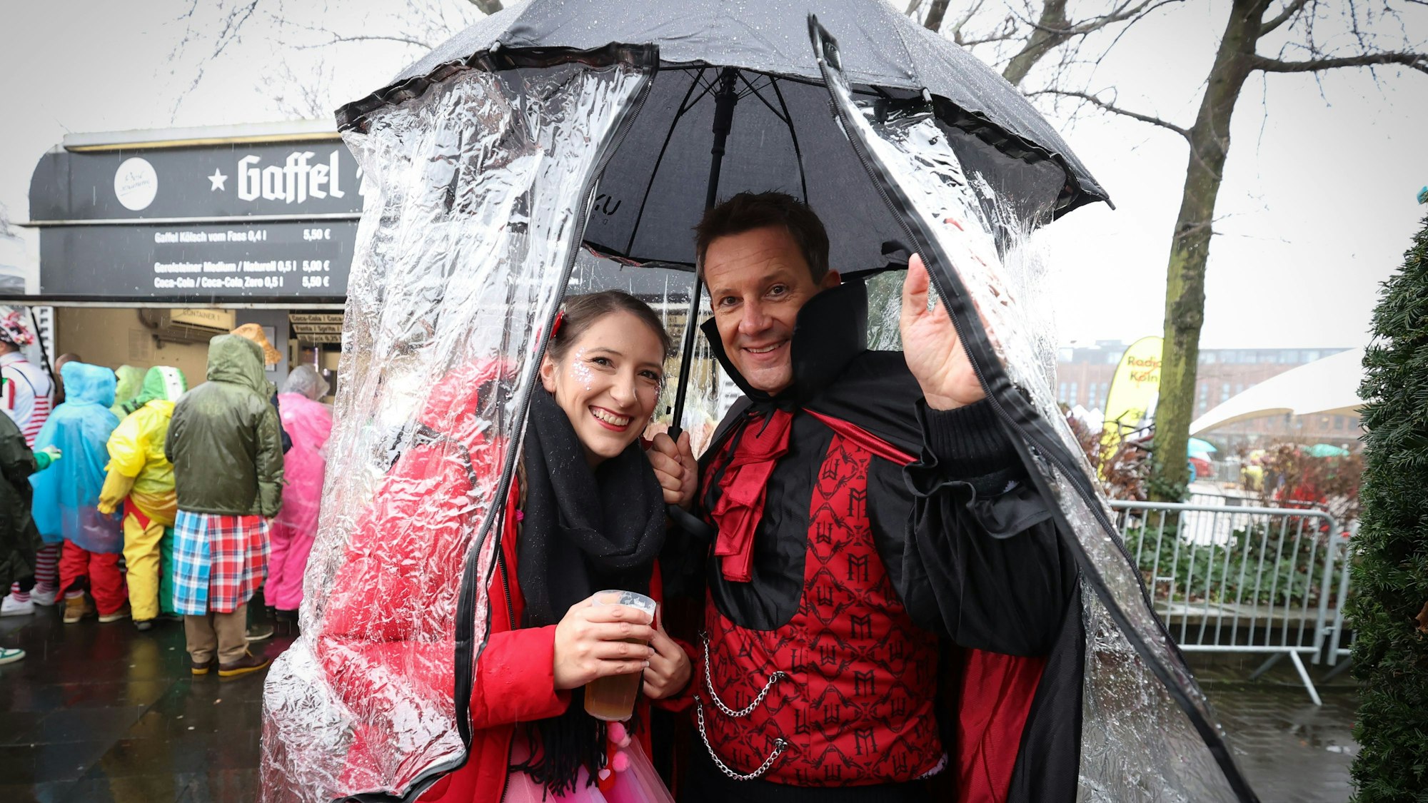 Jenny und Ingo mit Super-Regenschirm.




