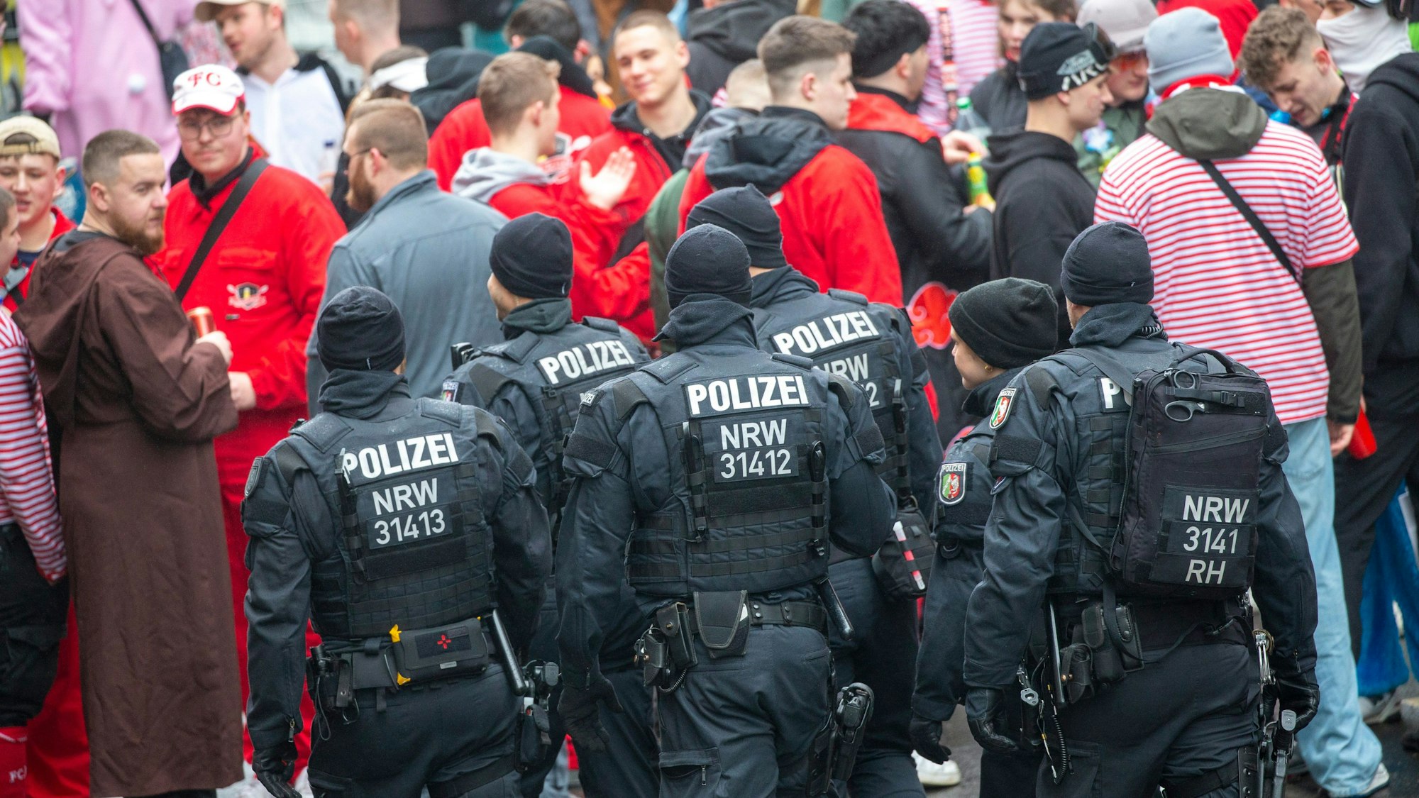 Polizeibeamte patrouillieren an Karneval.