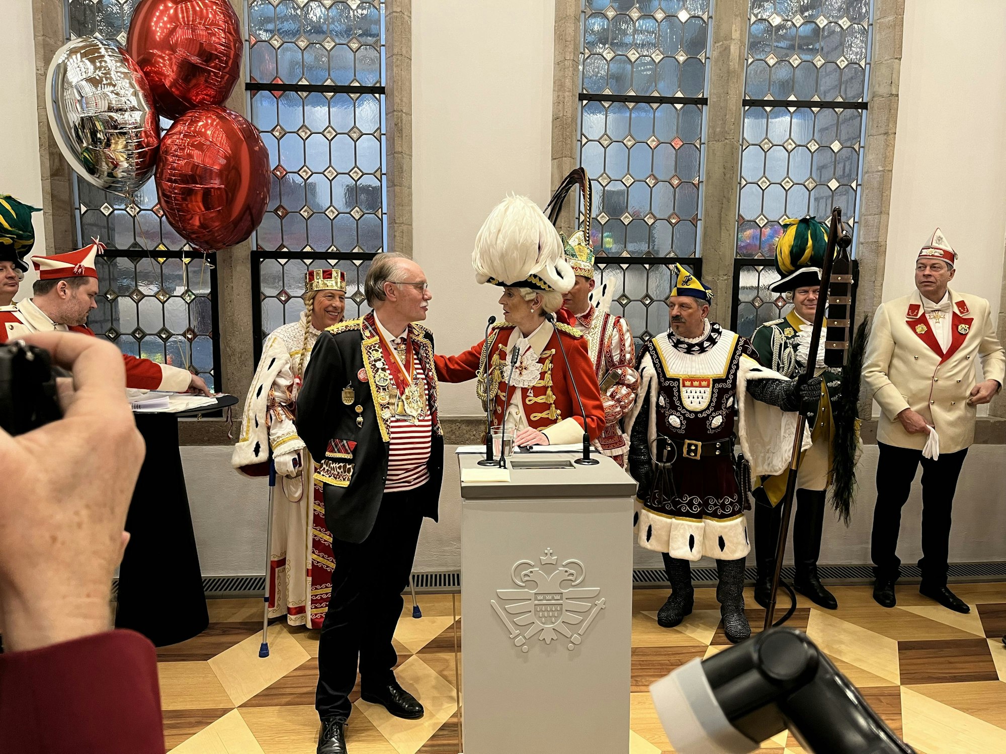 Bernhard Conin feiert heute seinen 70. Geburtstag, seine Familie hat ihn ins Rathaus begleitet.