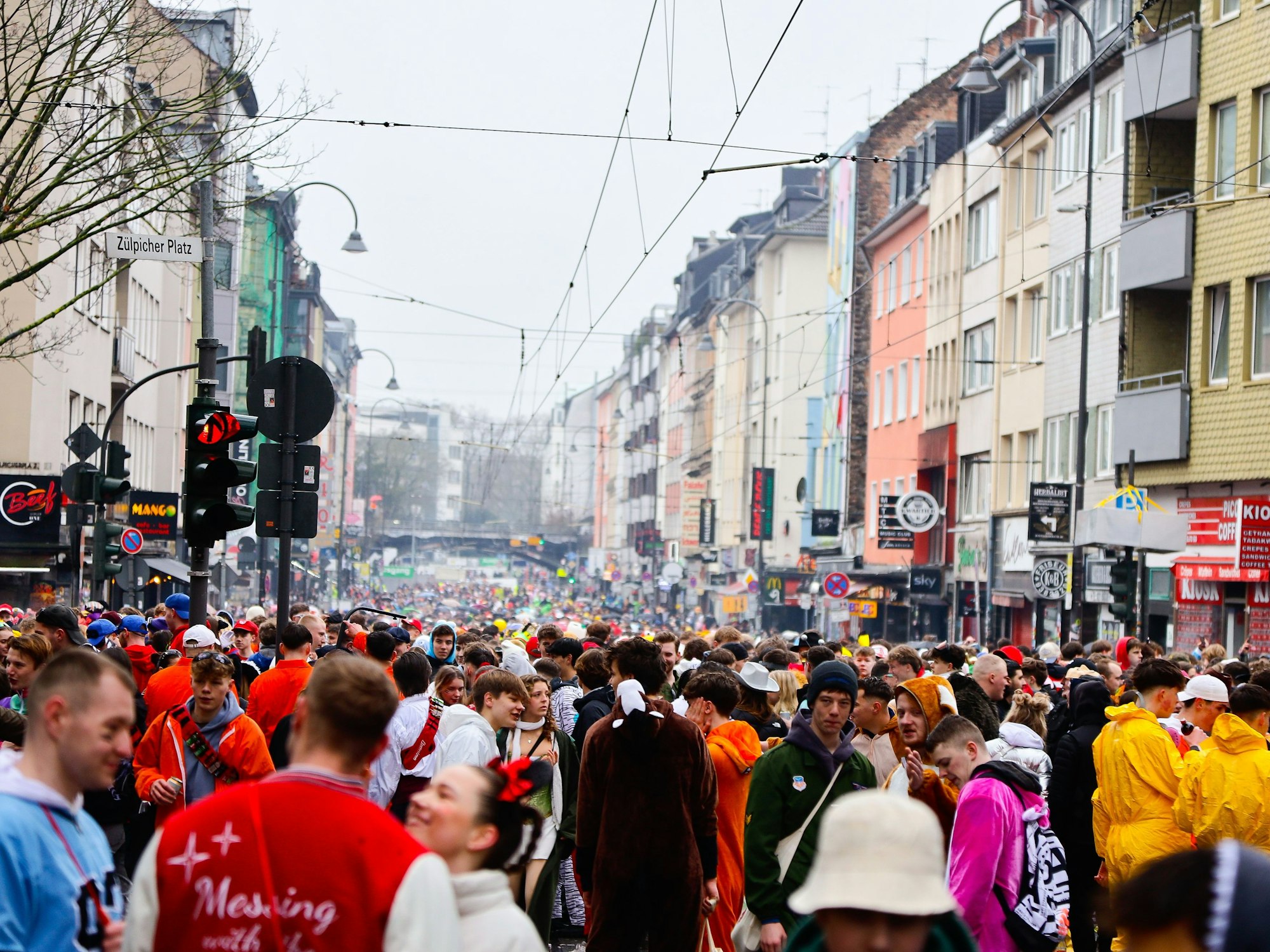 Menschenmenge an Karneval auf der Zülpicher Straße.