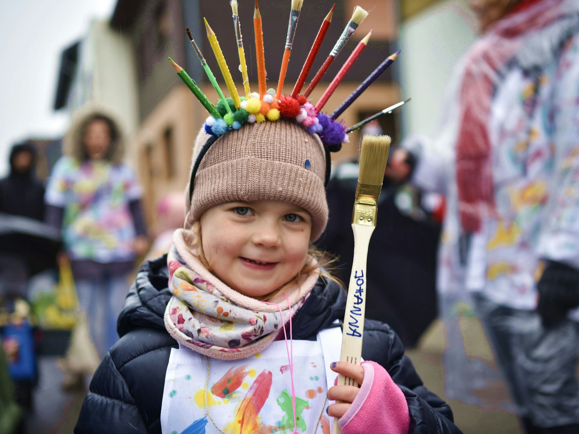 Kunterbunte Malerin: Die vierjährige Johanna sorgte mit ihrem Kostüm und den anderen Zugteilnehmern vom Kindergarten St. Severinus für bunte Kleckse an diesem trüben Weiberdonnerstag.