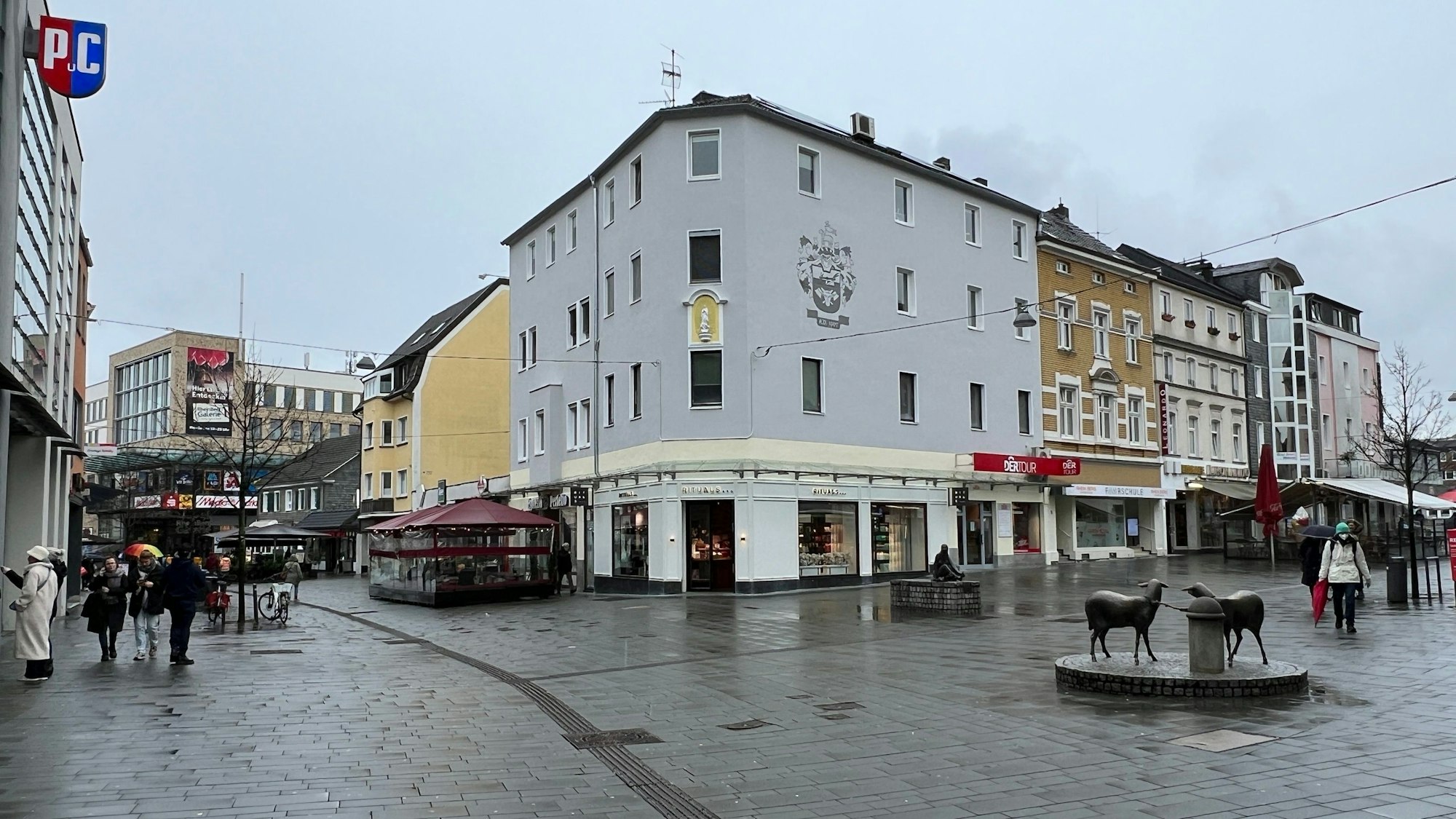 Die Innenstadt von Bergisch Gladbach mit Geschäften.