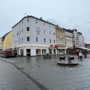 Die Innenstadt von Bergisch Gladbach mit Geschäften.