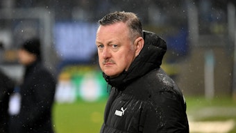 Sport-Geschäftsführer von Borussia Mönchengladbach mit fokussiertem Blick vor einem Spiel.
