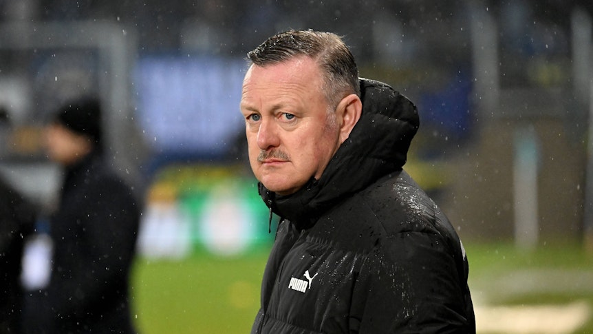 Sport-Geschäftsführer von Borussia Mönchengladbach mit fokussiertem Blick vor einem Spiel.
