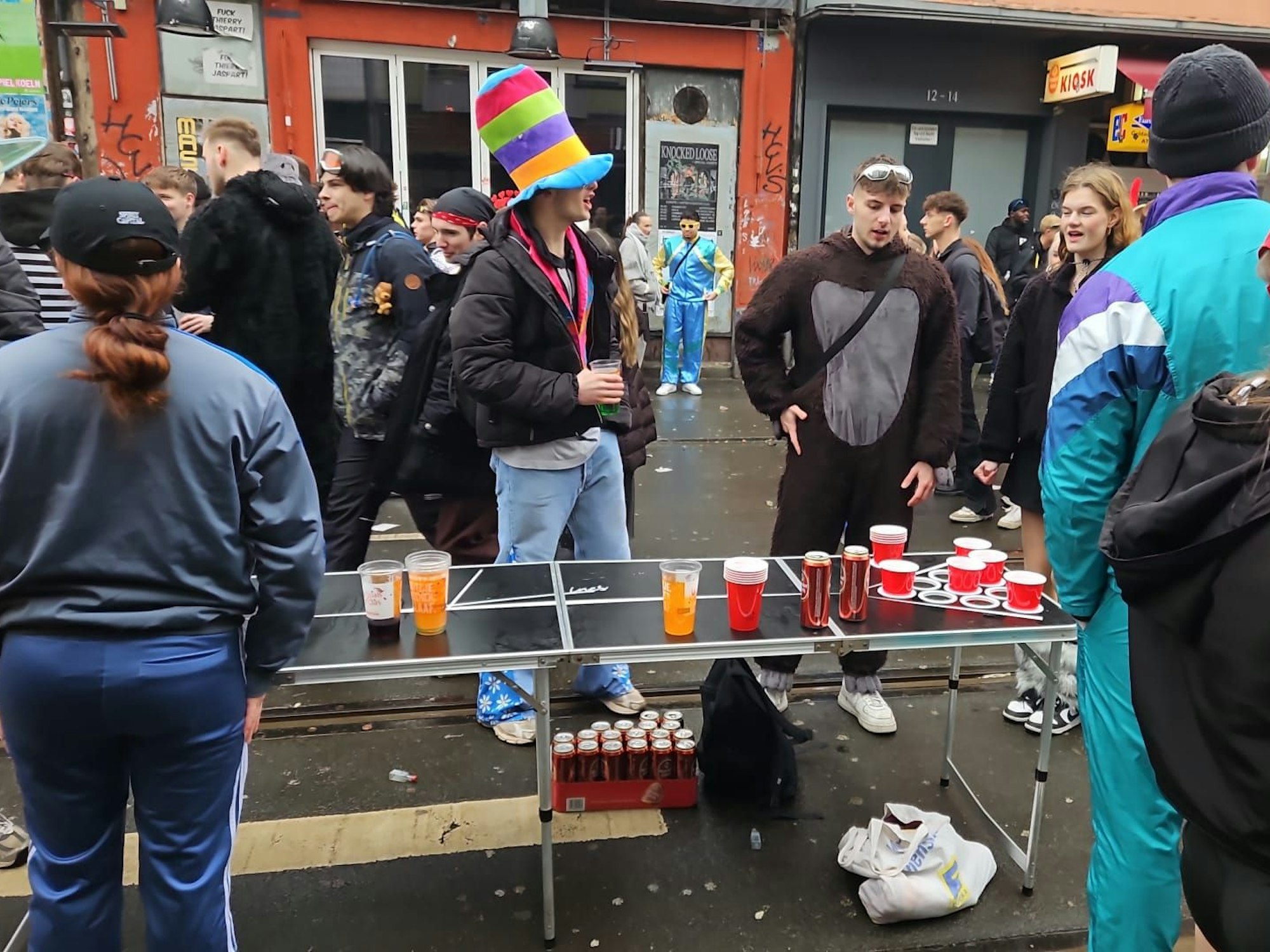 Eine Gruppe spielt Bierpong auf einer Straße.