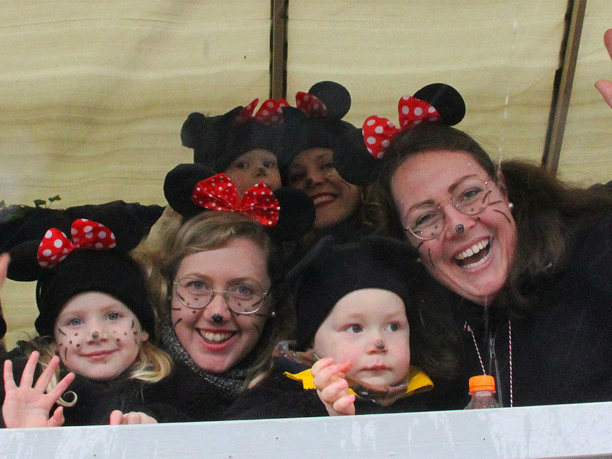 Kleine und große Mickey Mäuse auf dem Wagen der KG Gemötliche Dörfer zum Jubiläum von Disney.