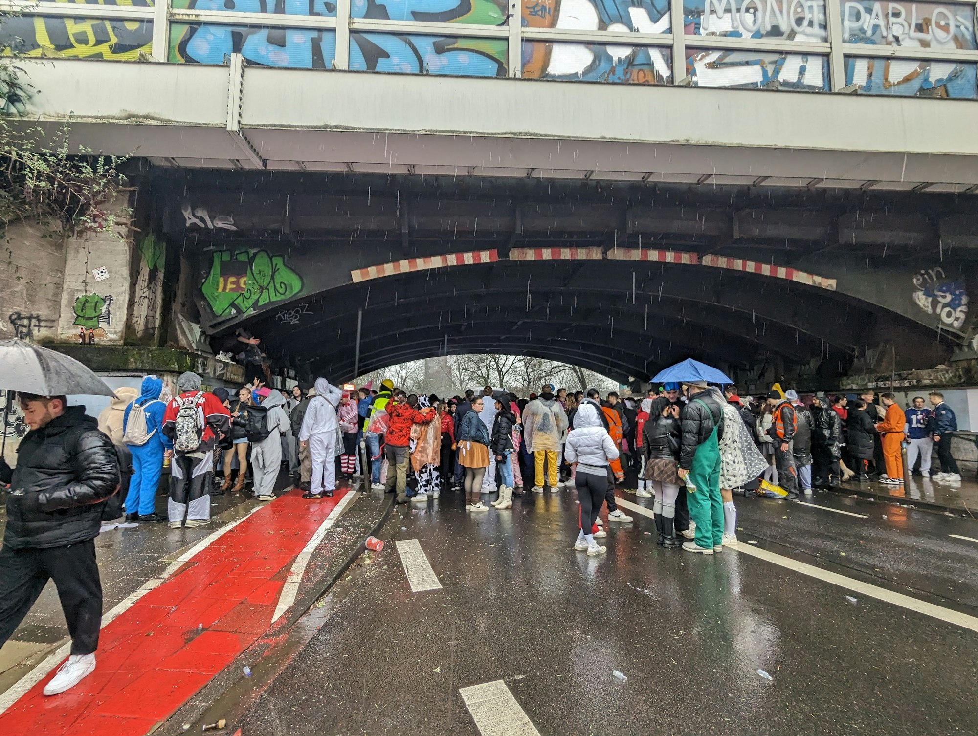 Not macht erfinderisch: Eine Miniparty findet unter der Brücke an der Ecke Lindenstraße/Zülpicher Wall statt.