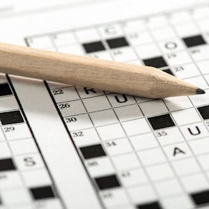 Ein Kreuzworträtsel mit einem Bleistift