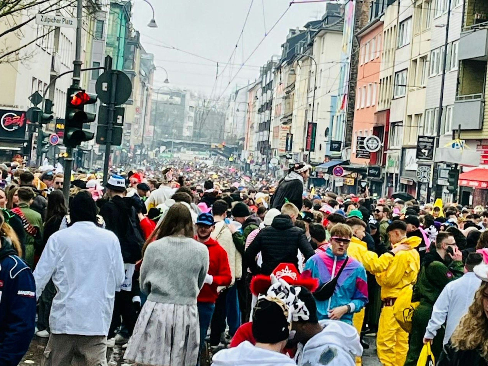 Menschenmenge auf der Zülpicher Straße.