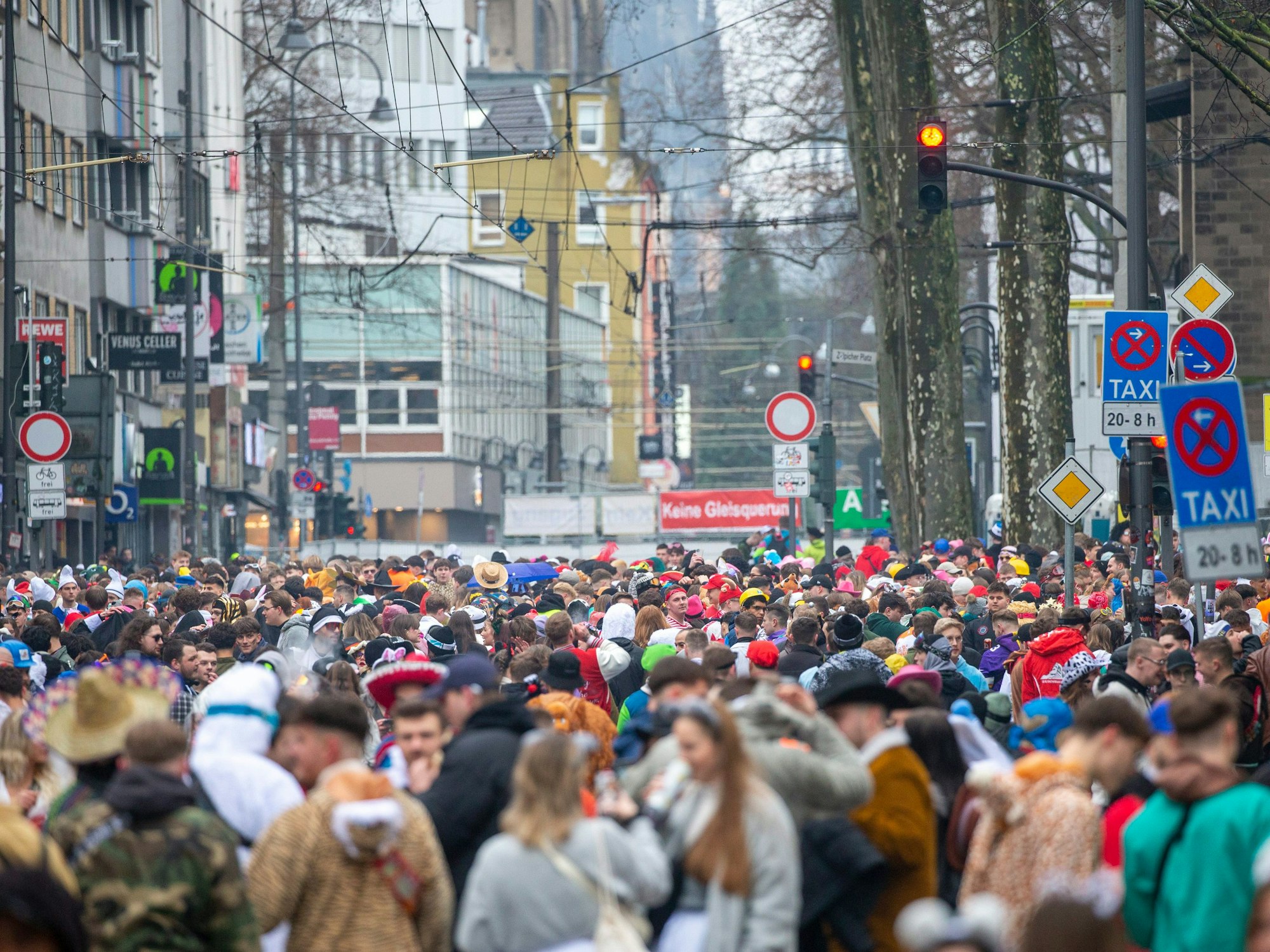 Junge Karnevalisten feiern auf der Zülpicher Straße.