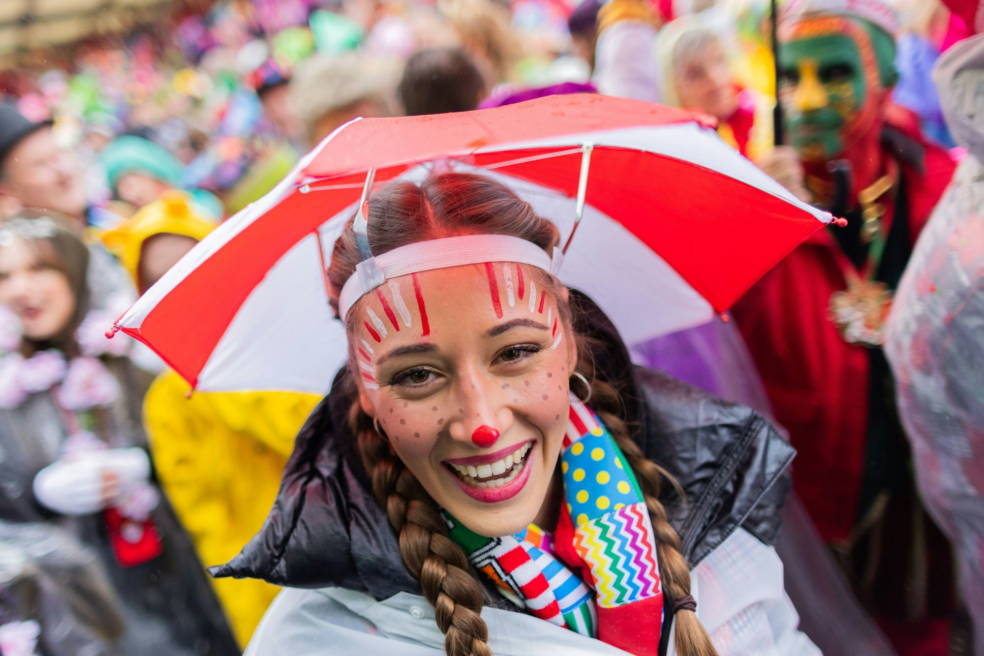 08.02.2024, Nordrhein-Westfalen, Köln: Ein Karnevalistin mit Regenschirn feiert an Weiberfastnacht die Eröffnung des Straßenkarnevals auf dem Alter Markt. Foto: Rolf Vennenbernd/dpa +++ dpa-Bildfunk +++