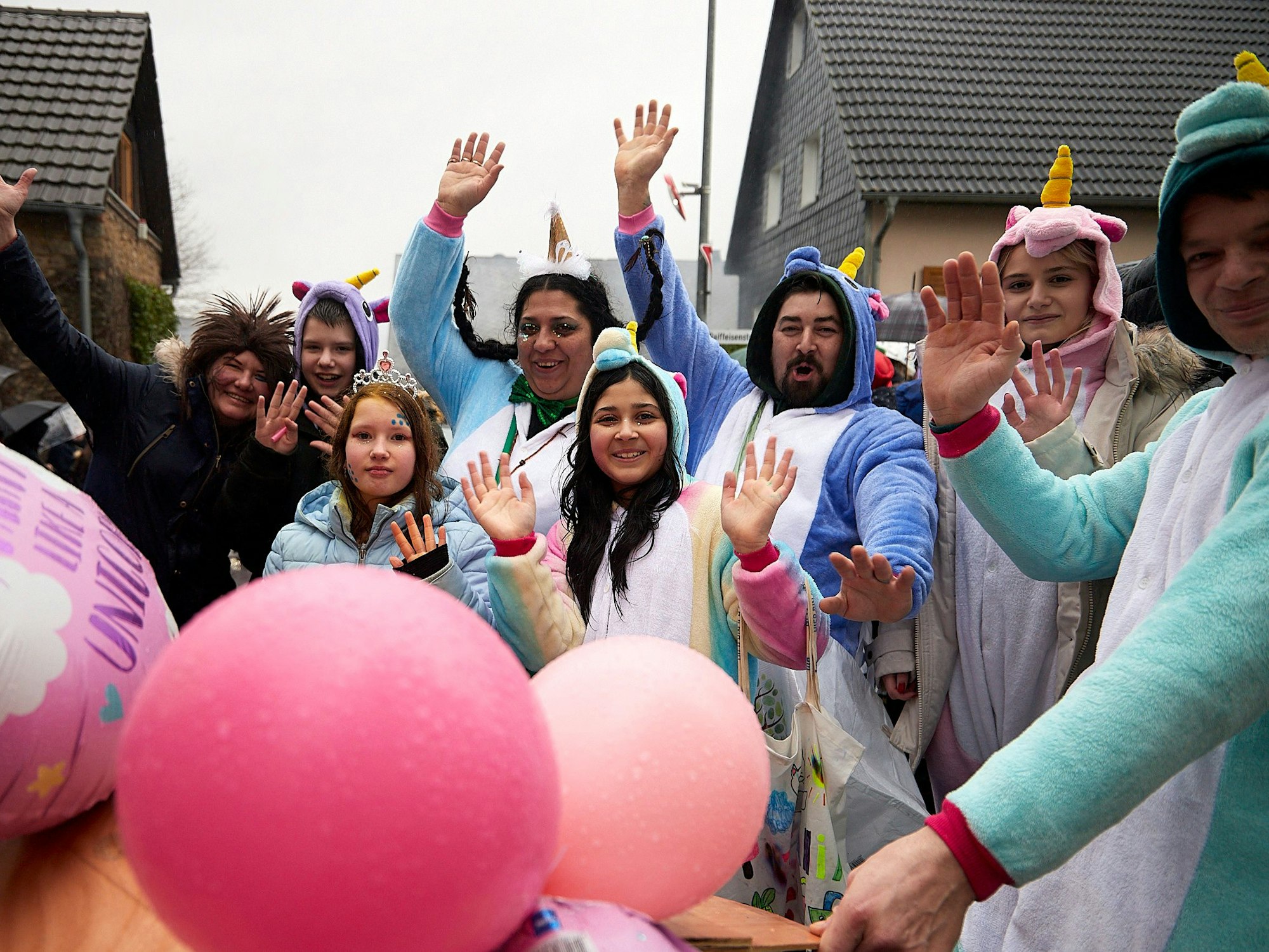 Eine Fußgruppe beim Wahlener Zug schob einen mit Ballons geschmückten Wagen vor sich.