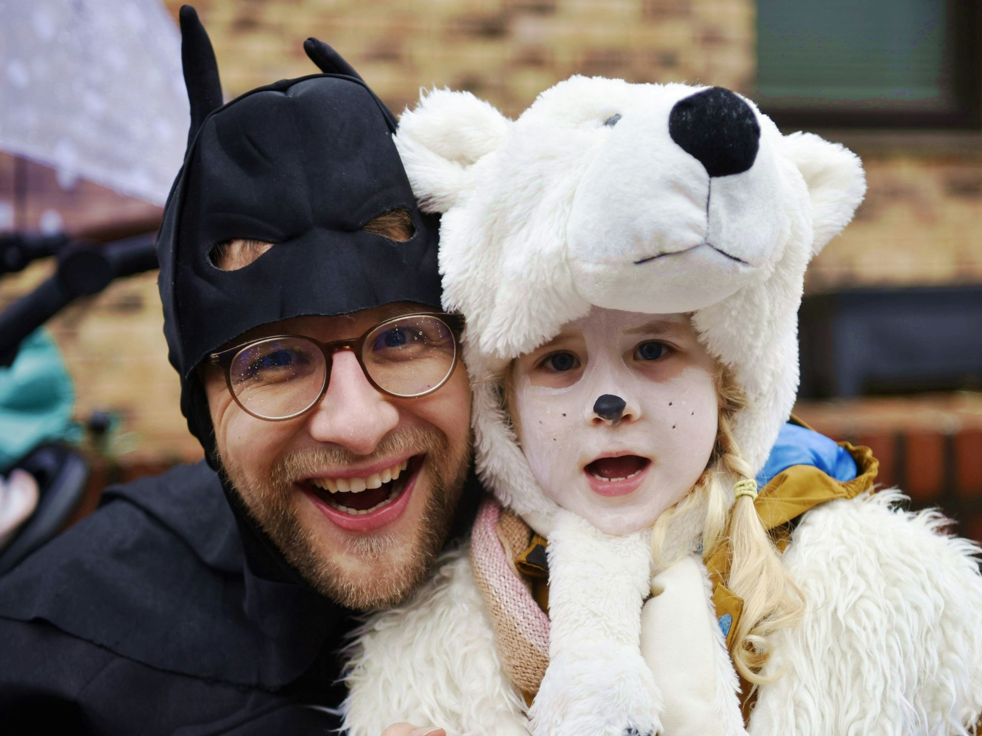 Standen begeistert am Straßenrand: Batman Simon Wittig mit Eisbären-Tochter Anabel (5).