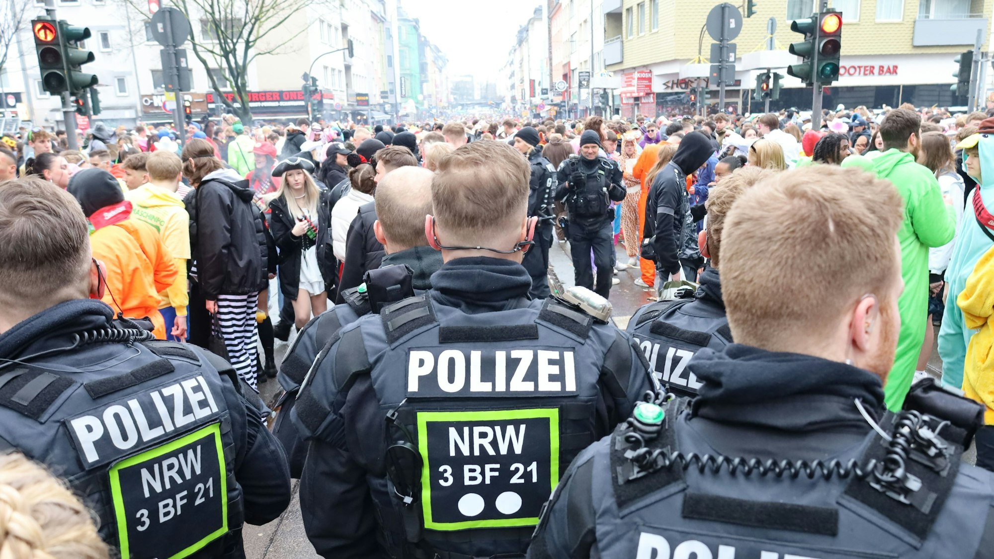Dutzende Beamte sind alleine auf der Zülpicher Straße unterwegs. Die Polizei hatte am Morgen angekündigt, „frühzeitig und entschlossen“ durchzugreifen.