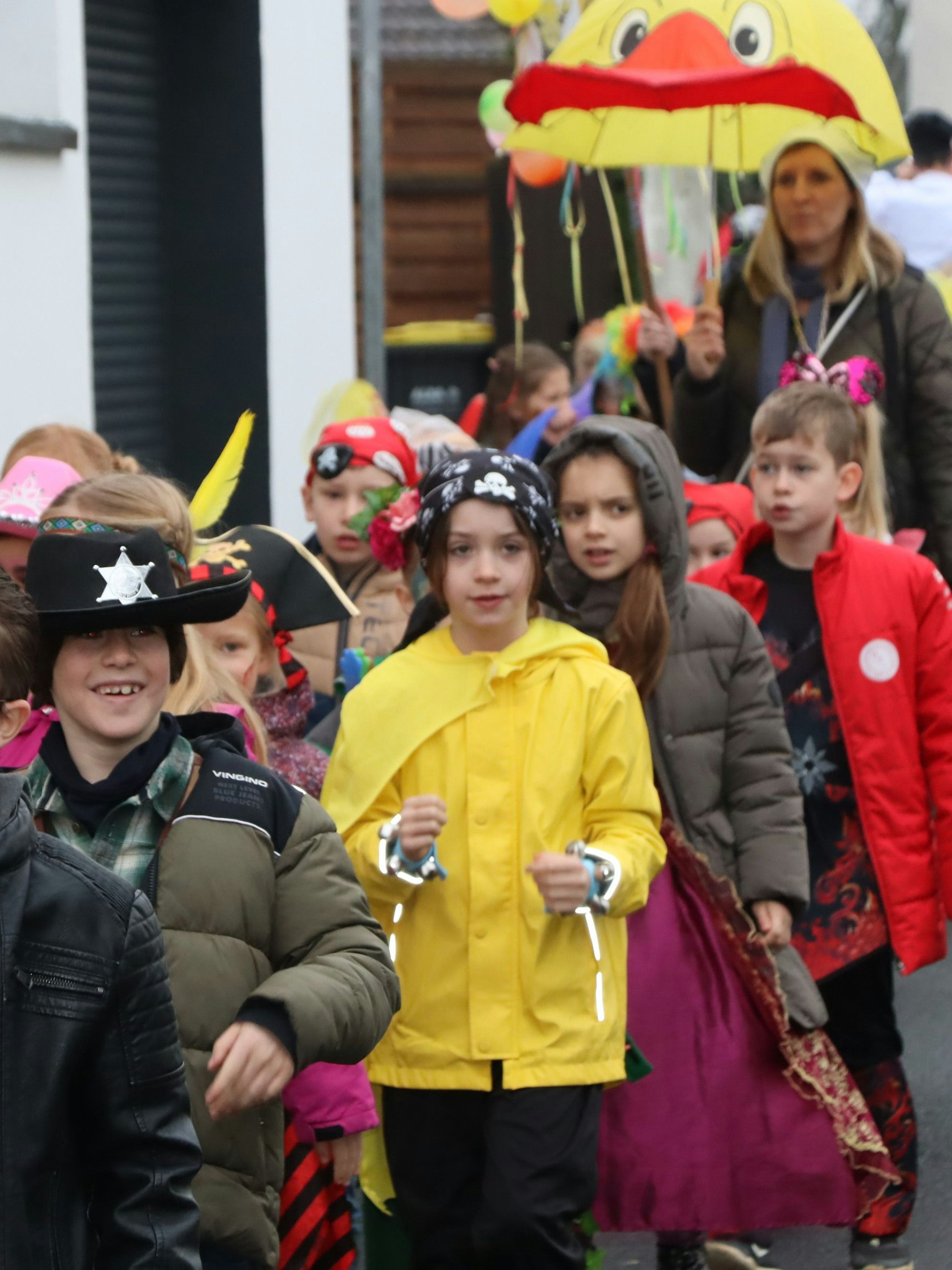 Das Bild zeigt mehrere Kinder der Grundschule im Karnevalszug.