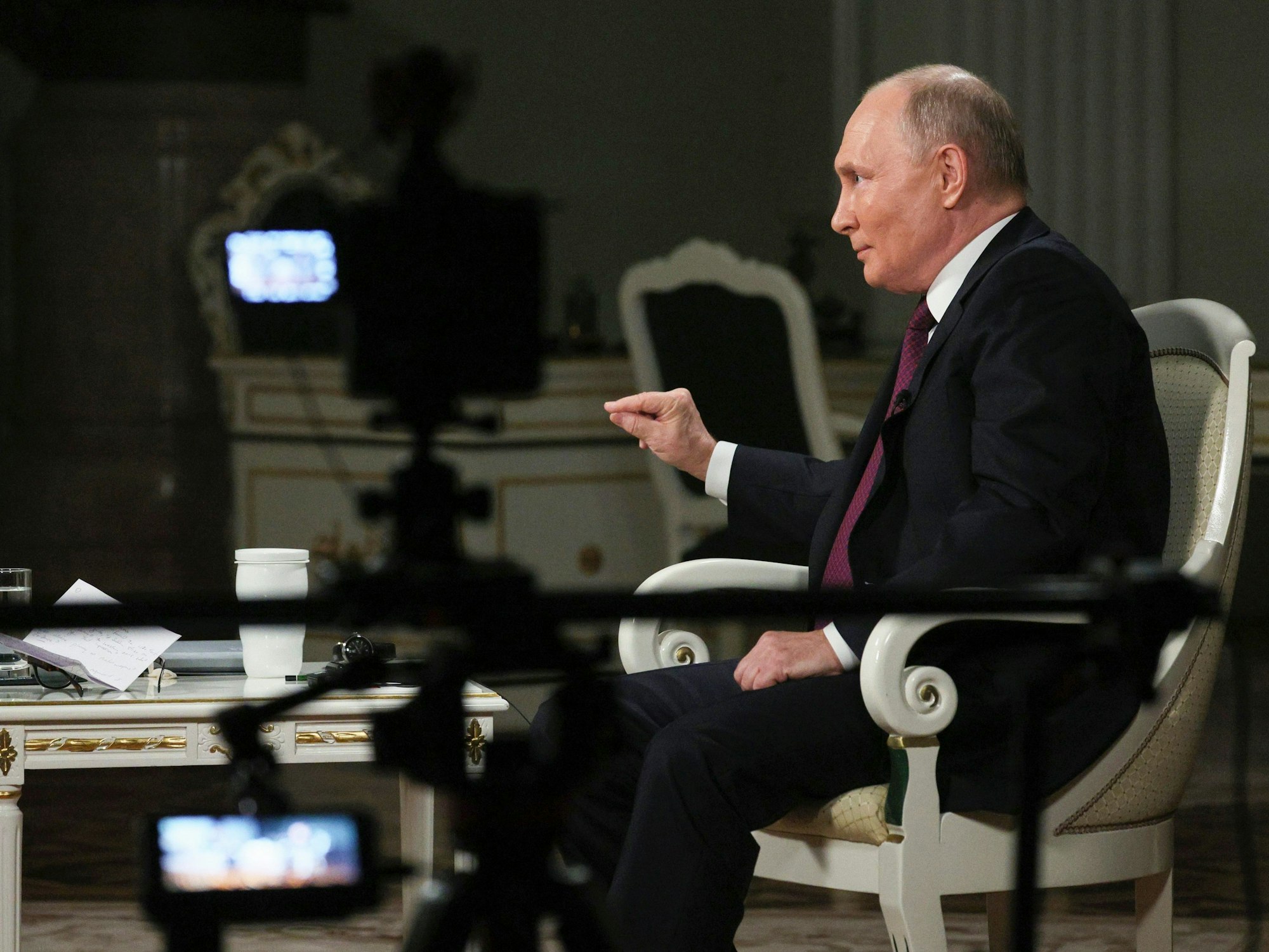 Während seines Interviews mit Tucker Carlson muss Wladimir Putin sein Bein-Zucken stoppen.