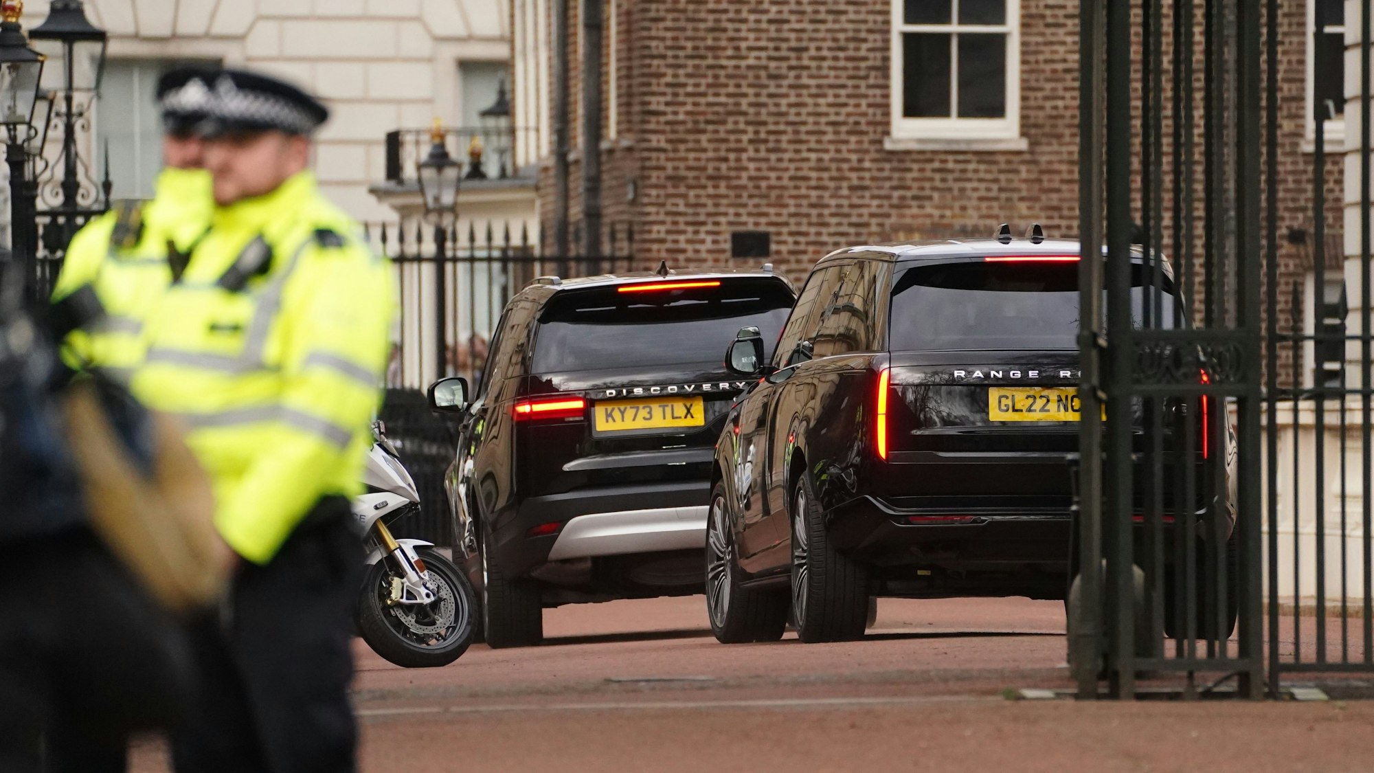 Zwei schwarze Geländewagen, in denen vermutlich Prinz Harry unterwegs ist, treffen nach der Bekanntgabe der Krebsdiagnose von König Charles III. im Clarence House ein.