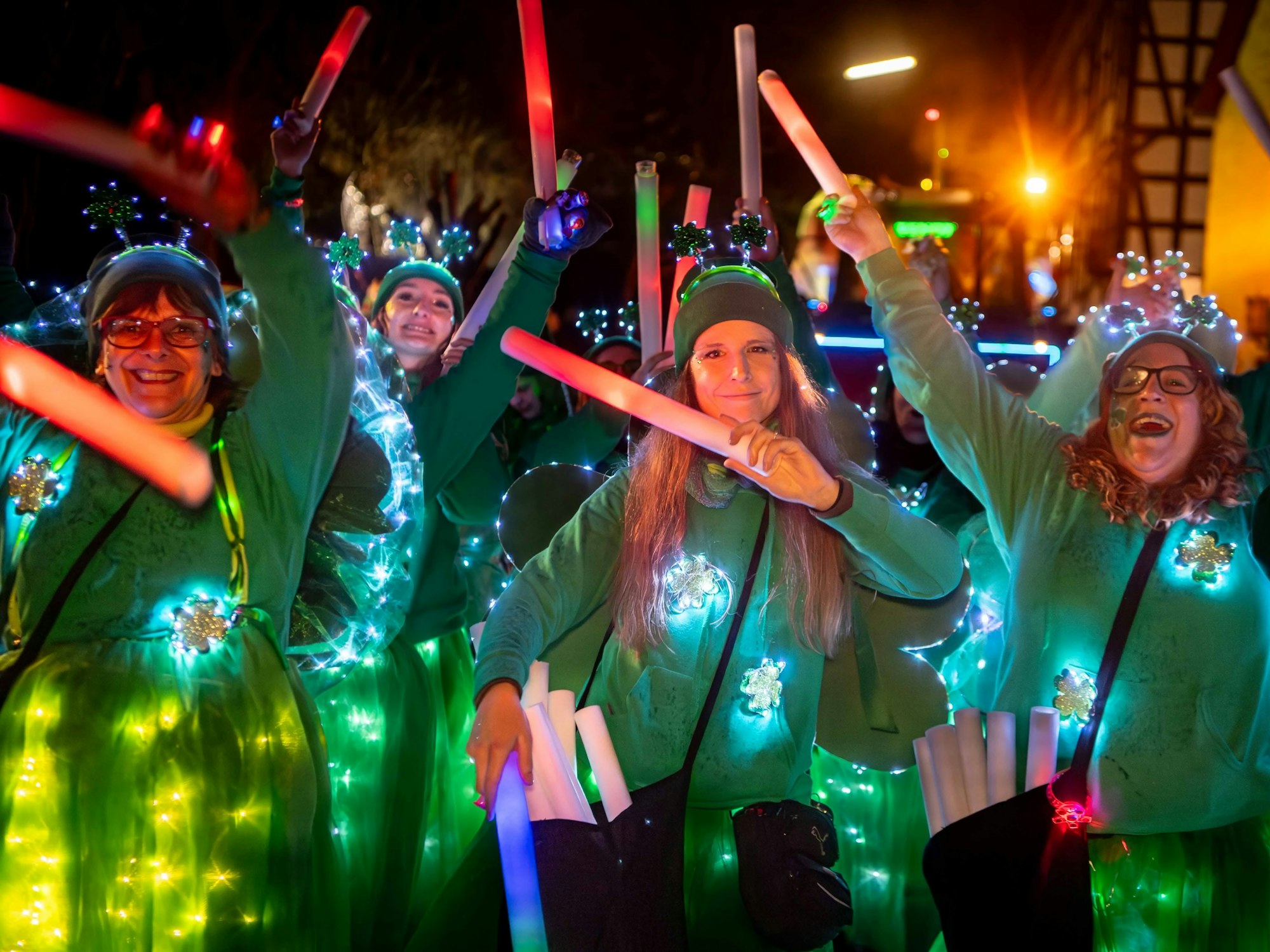 Leuchtende Kleeblatt-Kostüme haben die Karnevalistinnen aus Weyer gebastelt.