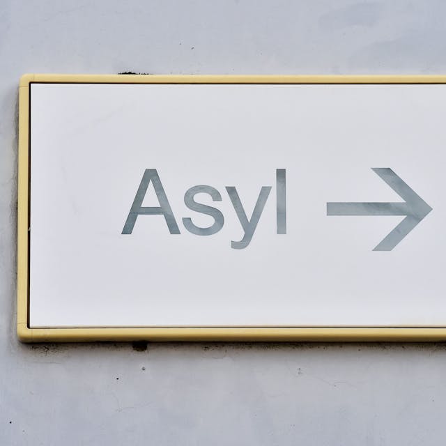 Ein Schild mit der Aufschrift «Asyl» hängt in Erstaufnahme für Asylbewerber  an einer Wand.&nbsp;