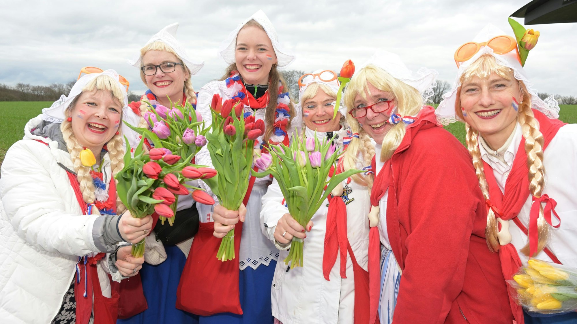 Karnevalszug-Voiswinkel, Gruppe von Holländerinnen mit Tulpen.