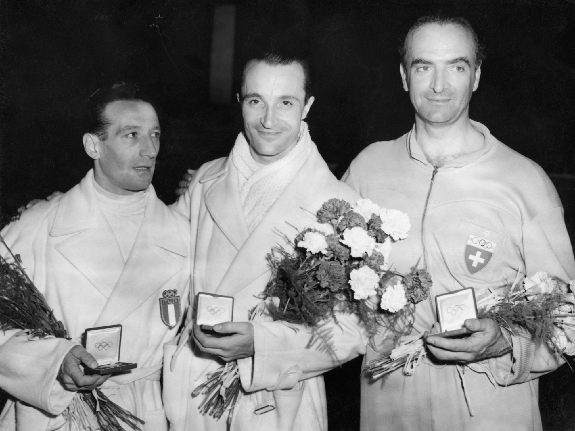 Edoardo Mangiarotti bei der Siegerehrung der Olympischen Spiele 1952.