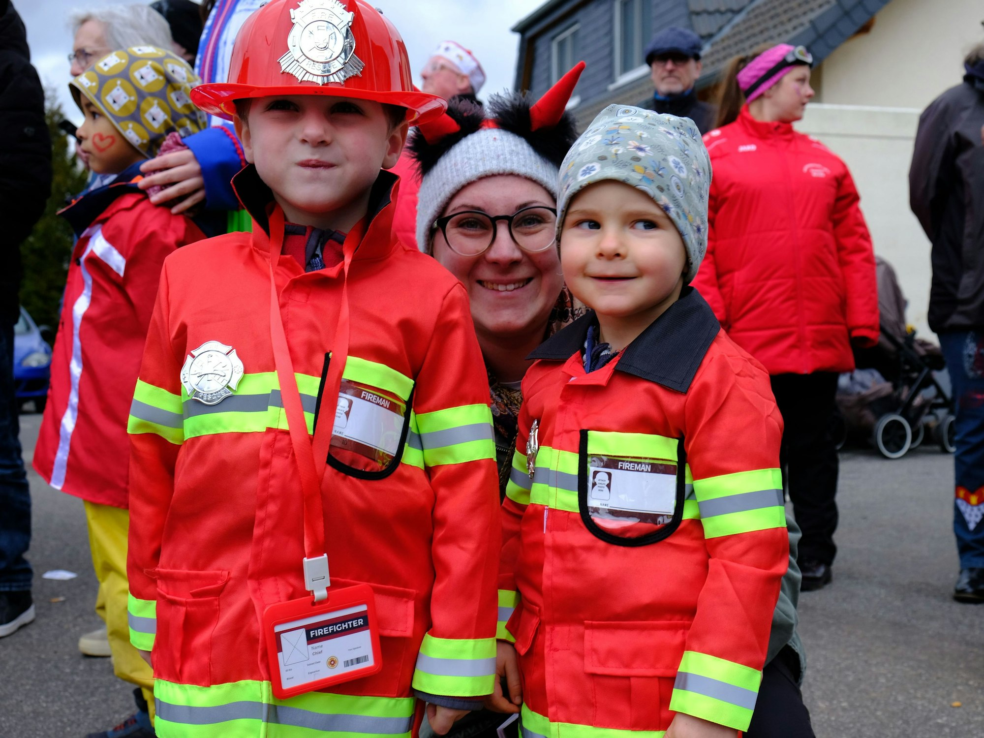 Zwei Jungs aus Vussem sind als Feuerwehrmänner verkleidet.