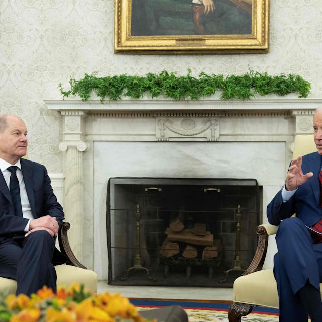 Bundeskanzler Olaf Scholz (l.) im Gespräch mit US-Präsident Joe Biden