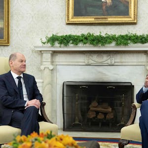 Bundeskanzler Olaf Scholz (l.) im Gespräch mit US-Präsident Joe Biden